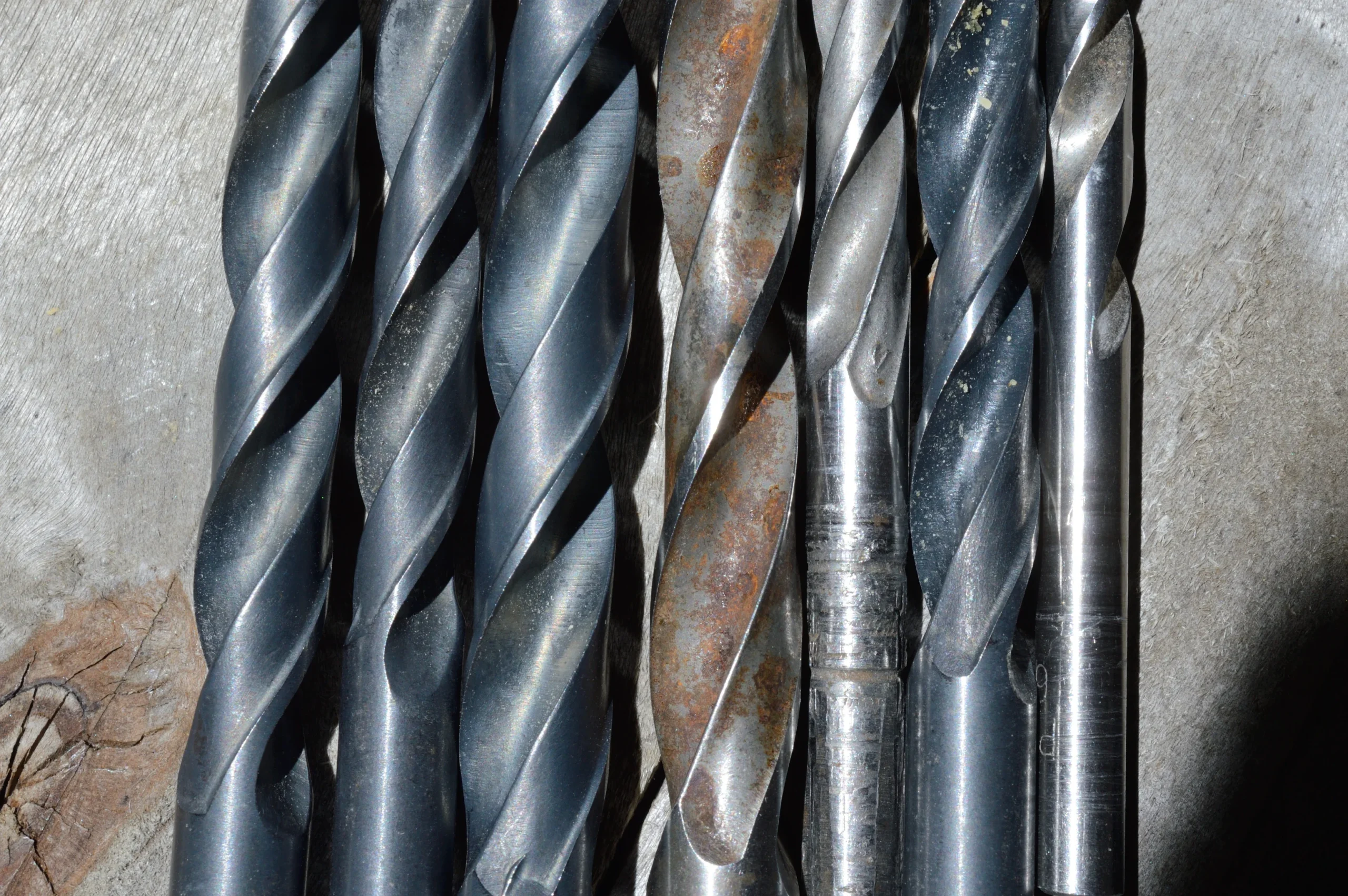 many-old-drills-lie-plank-wooden-background-close-up (3)